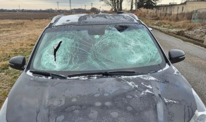 Veľký kus ľadu z kamiónu spôsobil pri meste Šaštín – Stráže zranenie spolujazdkyne v osobnom aute