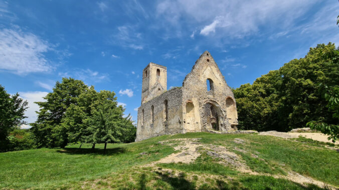 Na zrúcanine Katarínka vlani pokračoval archeologický výskum aj odkrývanie kláštornej pivnice