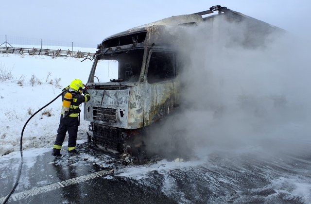 Požiar kamiónu skomplikoval dopravu na R4 v smere od Šebastoviec na Milhosť, zasahovali hasiči aj polícia – FOTO