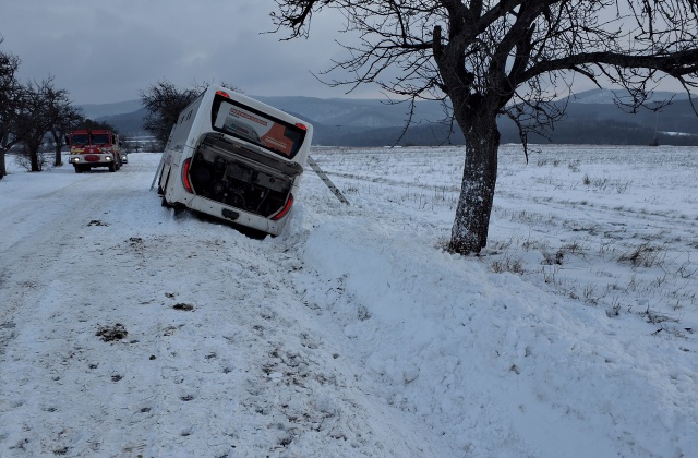 Autobus medzi obcami Rankovce a Mudrovce zišiel z cesty, boli v ňom desiatky detí aj tehotná žena – VIDEO, FOTO