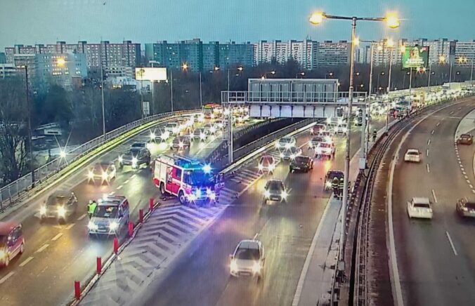 Na Prístavnom moste sa zrazilo viacero áut, úsek je ťažko prejazdný a tvoria sa kolóny