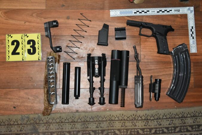 Dom v Trebišovskom okrese ukrýval množstvo nelegálnych zbraní, polícia stíha 65-ročného muža