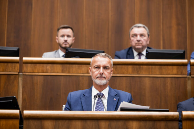 Raši stanovil pre rok 2026 iba päť schôdzí parlamentu. Zamestnanci sa potrebujú venovať rodinám, tvrdí Hlas