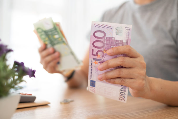 Kto zarábal v roku 2025 najviac? Tieto pozície kraľovali mzdám aj napriek slabšiemu náboru