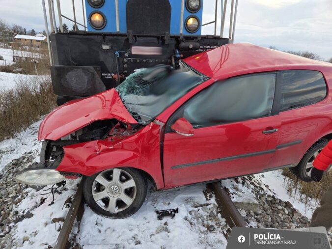 Vodička vošla na priecestie do dráhy prichádzajúceho rušňa, zrážku neprežili dve osoby – FOTO