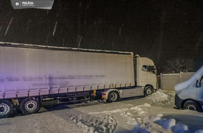 Opitý kamionista narazil do zaparkovaného návesu, nafúkal viac ako 1,6 promile – FOTO