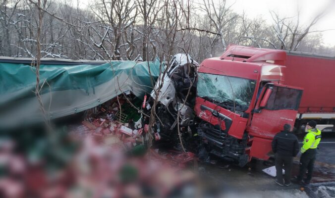 Zrážka kamiónov medzi Krupinou a Zvolenom si vyžiadala dočasné uzatvorenie cesty – FOTO