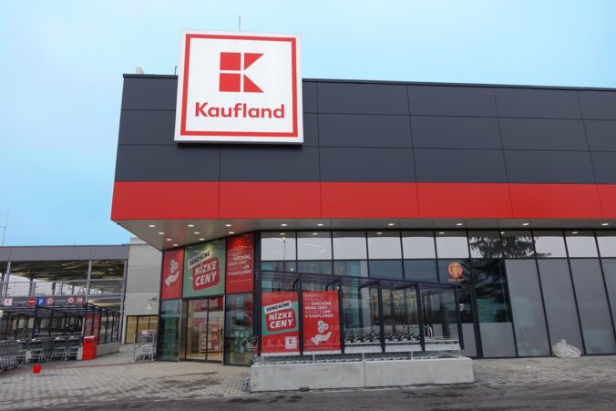 Bilancia roka 2025 pre Kaufland: Oslávil štvrťstoročie, otváral predajne aj ihriská a vyrába si vlastnú energiu