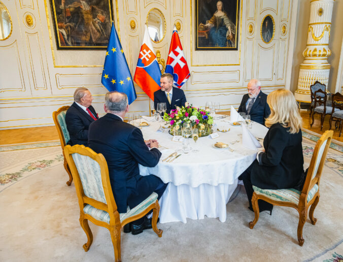 Pellegrini obedoval s bývalými prezidentmi, z ich kultivovanej diskusie by si mali brať príklad aj ostatní politici – FOTO