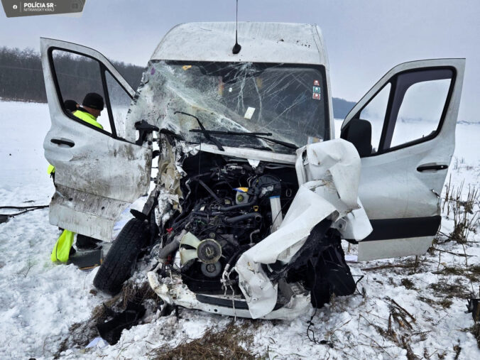 Vážna nehoda na železničnom priecestí, vodič dodávky skončil s ťažkými zraneniami v nemocnici – FOTO