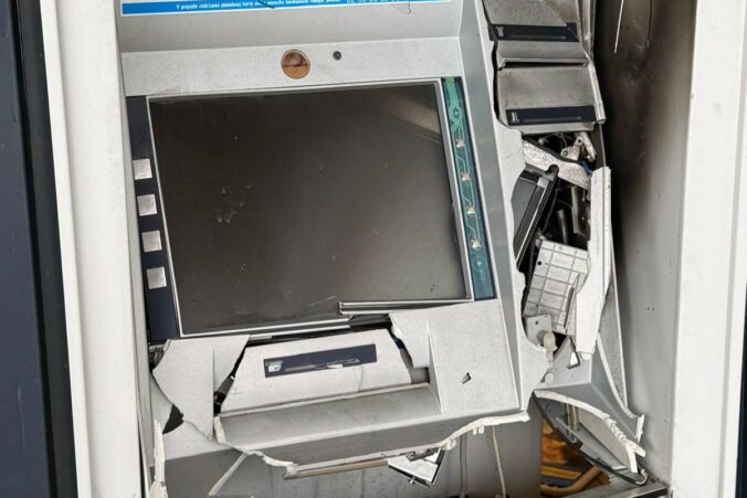 V obci Závod v skorých ranných hodinách vybuchol bankomat pri obecnom úrade
