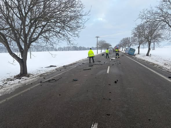 Vodička Peugeotu skončila po zrážke s autobusom v nemocnici, nehoda sa stala Diviackej Novej Vsi