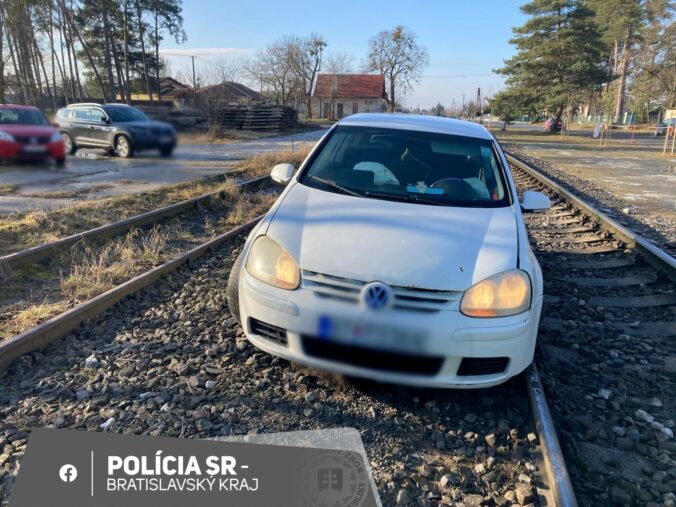 Vlaky na Záhorí stoja, železničnú premávku na Záhorí zastavilo auto v koľajisku – FOTO
