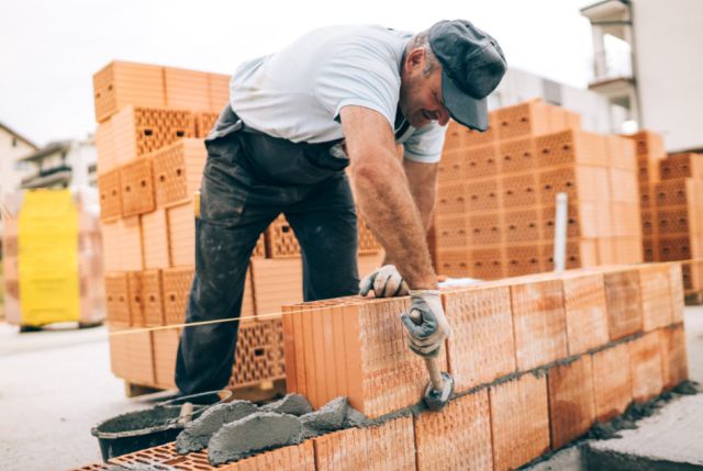 Vlani zanikalo viac firiem aj živností než kedykoľvek predtým, najviac živnostníkov ubudlo v stavebníctve