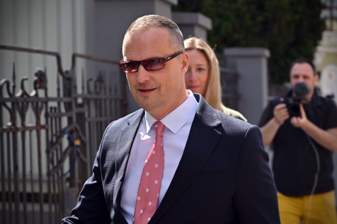 Ficov poradca sa postaví pred súd, Lindtnera obžalovali pre korupciu aj zásah do súdnictva