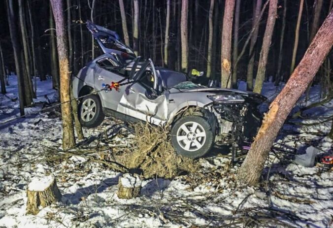 Tragická dopravná nehoda si vyžiadala život 79-ročného vodiča, vozidlo ostalo zakliesnené medzi stromami