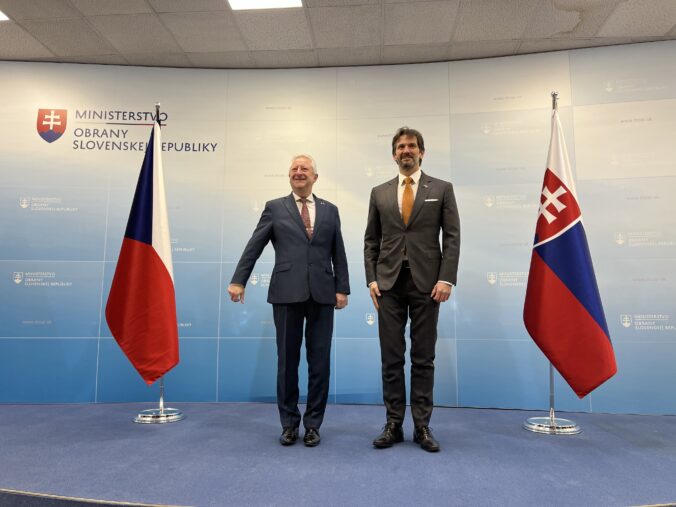 Slovensko rozšíri obrannú spoluprácu s Českom, Kaliňák potvrdil zameranie na spoločný vývoj a produkciu – VIDEO, FOTO