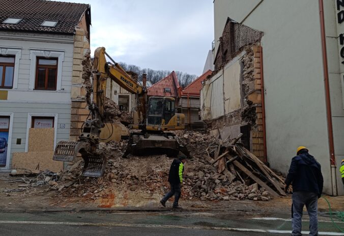 Zbúraním historickej budovy v Trenčíne bol porušený zákon, vlastník môže dostať pokutu až jeden milión eur