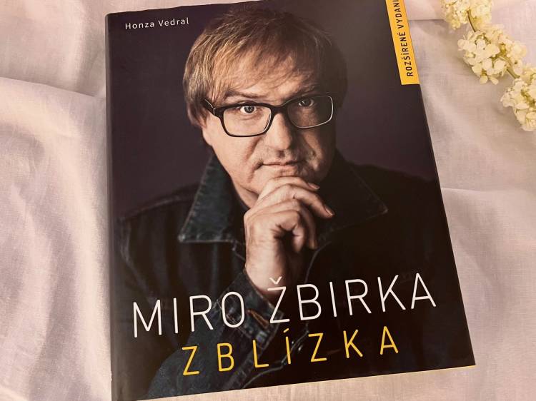 Meky Žbirka: Zblízka. Toto je intímny portrét hudobníka, ktorý dal slovenskému popu svetový rozmer