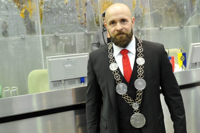 Primátor Trnavy Bročka svojím platom prekročil hranicu 100 tisíc eur, podobne sú na tom aj iní primátori