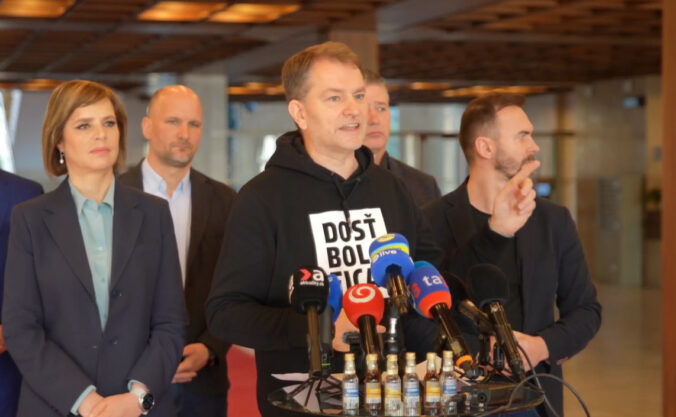 Opití poslanci budú môcť v parlamente naďalej hlasovať. Nový rokovací poriadok má umlčať opozíciu, tvrdí Matovič – VIDEO