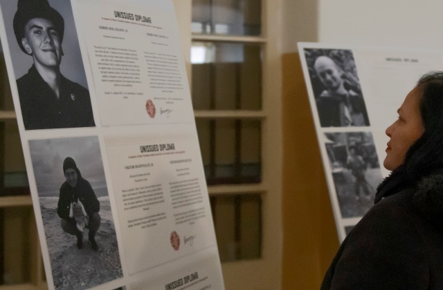 V Prešove začala putovná výstava Neodovzdané diplomy, poukazuje na vojnu na Ukrajine – FOTO