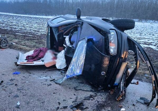 Vodič prešiel do protismeru a čelne narazil, nehoda si vyžiadala ťažko zranených – FOTO