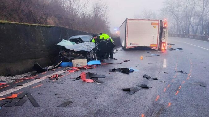 Kamión sa po šmyku zrazil s autom a tlačil ho pred sebou desiatky metrov, následne sa prevrátil na bok