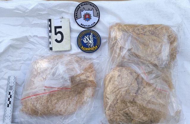 Polícia po rozsiahlej protidrogovej akcii obvinila päť osôb. Zaistili kokaín, metamfetamín aj peniaze – FOTO