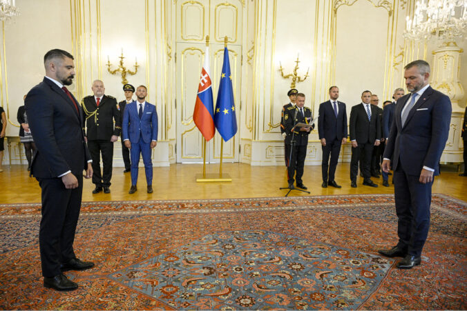 Prezident Pellegrini začal disciplinárne konanie voči šéfovi SIS za autonehodu