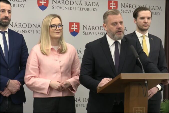 V USA útočí na EÚ a v Bruseli ohovára Trumpa, Ficova zahraničná politika znepokojuje opozičné strany