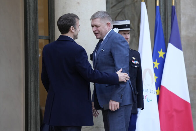 Fico sa stretne s Macronom, rokovať budú o prehĺbení hospodárskej spolupráce