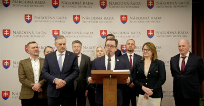 Poslanec Šmilňák dodržal sľub a končí v parlamente, nahradí ho lekárka Monika Kolejáková – VIDEO