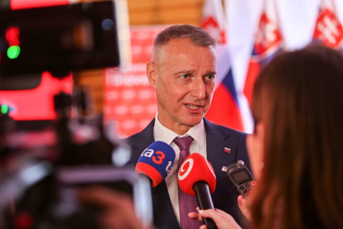 Raši sa vyjadril k alkoholu v Národnej rade a povedal, že poslancom nemôže dať fúkať. Nerobia to ani parlamenty v Európe – VIDEO