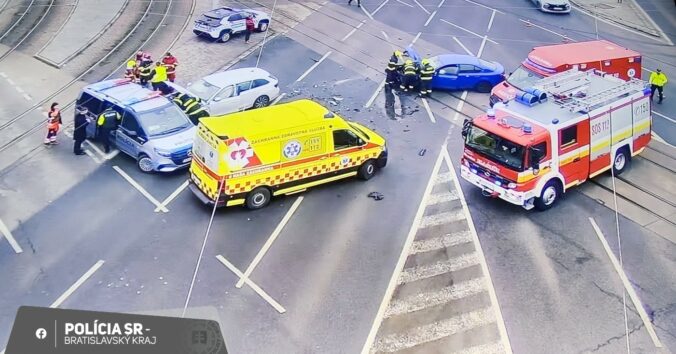 Nehoda na Trnavskom mýte ochromila dopravu, dve autá po zrážke skončili v koľajisku – FOTO