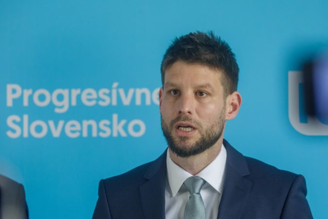 Šimečka žiada od Fica odpovede, pýta sa na predátora Epsteina aj nacionalistu Bannona – VIDEO