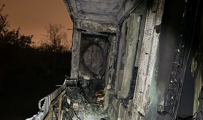 Požiar paneláku v Ružinove si vyžiadal evakuáciu viacerých vchodov, ľudia skončili v opatere záchranárov – FOTO