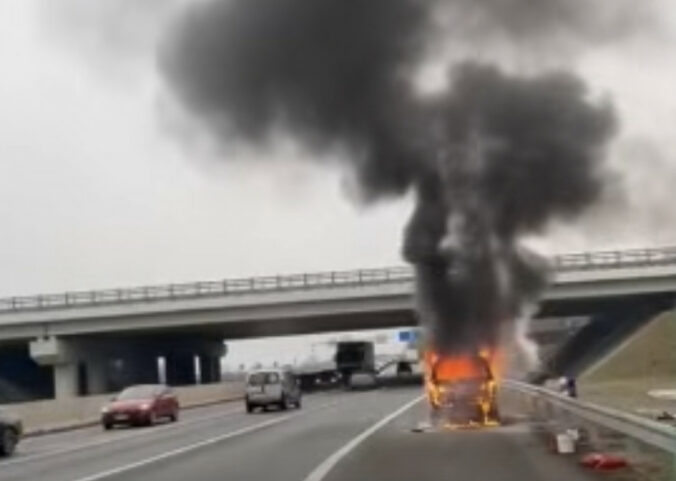 Na ceste pri Bratislave sa vznietilo auto, polícia vyzývala vodičov k opatrnosti – VIDEO