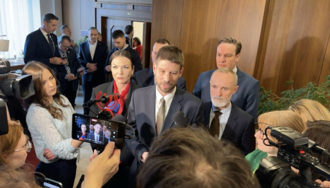 Zasadnutie výborov sa nekonalo. Koalícia prišla no zablokovala diskusiu o zahraničných cestách Fica – VIDEO