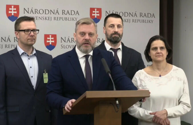 Krúpovi sa nezdá dianie okolo nákupu hasičských vozidiel, chce iniciovať poslanecký prieskum – VIDEO