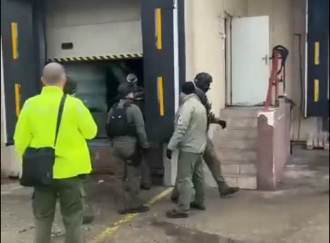 Finančná správa likviduje milión fliaš nezdaneného alkoholu, podnikla tiež kroky voči bývalému vedeniu – VIDEO