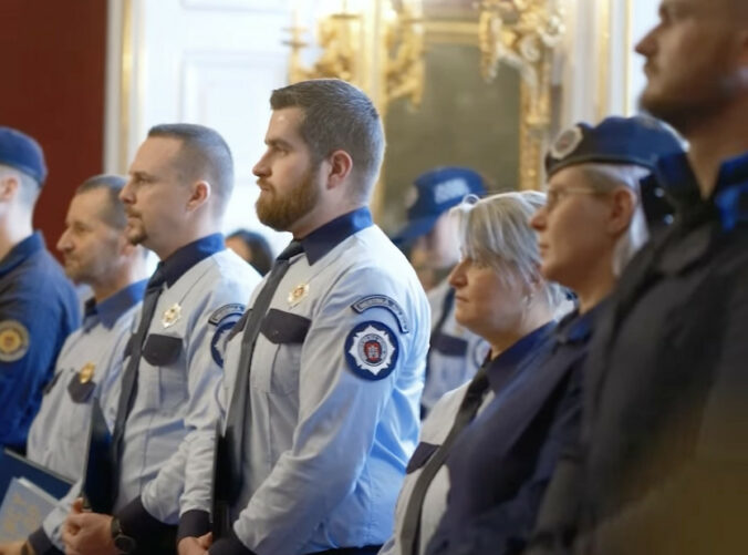 V Bratislave pribudli noví mestskí policajti. Do ulíc mieri 18 posíl, mesto ocenilo aj hrdinov – VIDEO