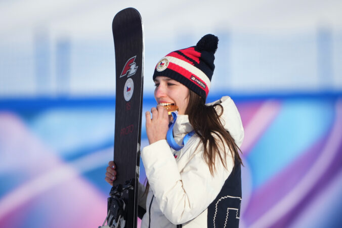 Češka Maděrová získala zlato v paralelnom obrovskom slalome, Ledeckej sen o hetriku sa rozplynul