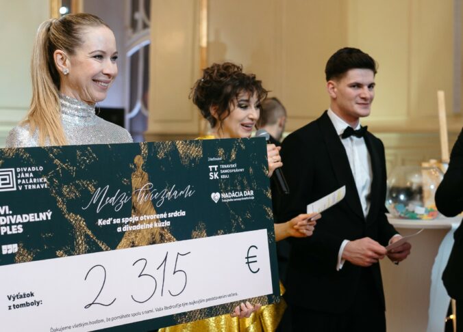 Výťažok zo šiesteho ročníka plesu v Trnave pomôže ľuďom v ťažkých životných situáciách – FOTO