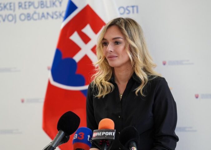 Mimovládky žiadajú odstúpenie splnomocnenkyne vlády Zacharovej, podľa nich sa spreneverila svojmu poslaniu