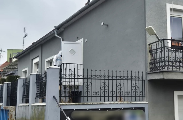 Polícia našla v Leviciach dve telá bez známok života, obeťami vraždy sú matka a jej maloletá dcéra