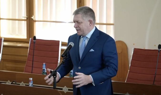 Fico pokračuje v diskusiách na školách, v Nitre otvoril tému budúcnosti Európy – VIDEO