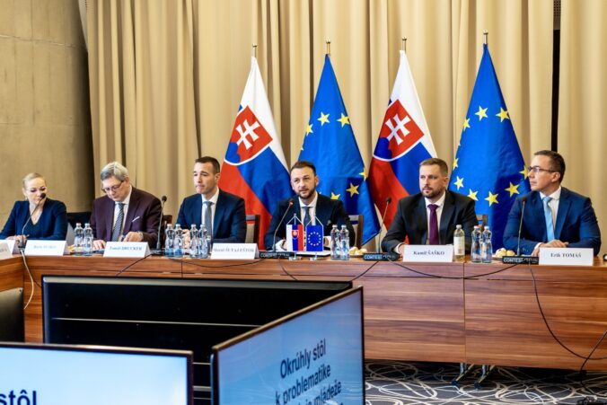Vláda chce zasiahnuť proti radikalizácii mladých, pripravuje nový zákon a silnejšiu koordináciu ministerstiev – FOTO