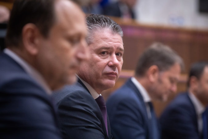 Dokazovanie v kauze vniknutia na pozemok exministra Mikulca sa skončilo, obžalovaný je aj brat postrelenej kadetky