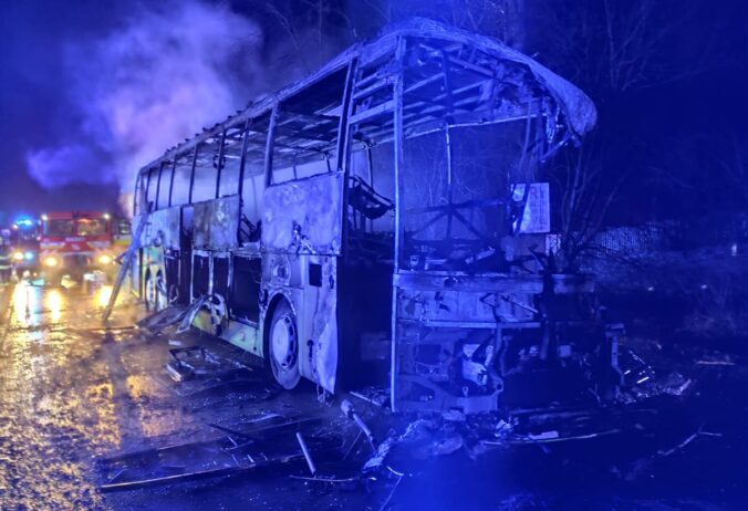 Na Liptove sa zrazil autobus s kamiónom, jeden z vodičov uhorel a viacero ľudí je zranených – FOTO